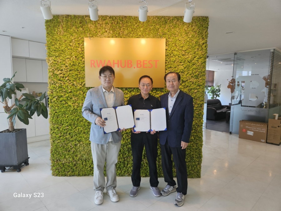 원문 공개 합의 행사 사진. 원문 설명 기준 왼쪽 장진우 대표, 가운데 강형구 회장, 오른쪽 최영덕 회장.